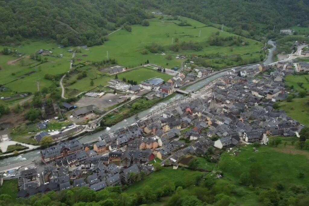 Mcastet, Casita Aranesa En El Valle De Aran *