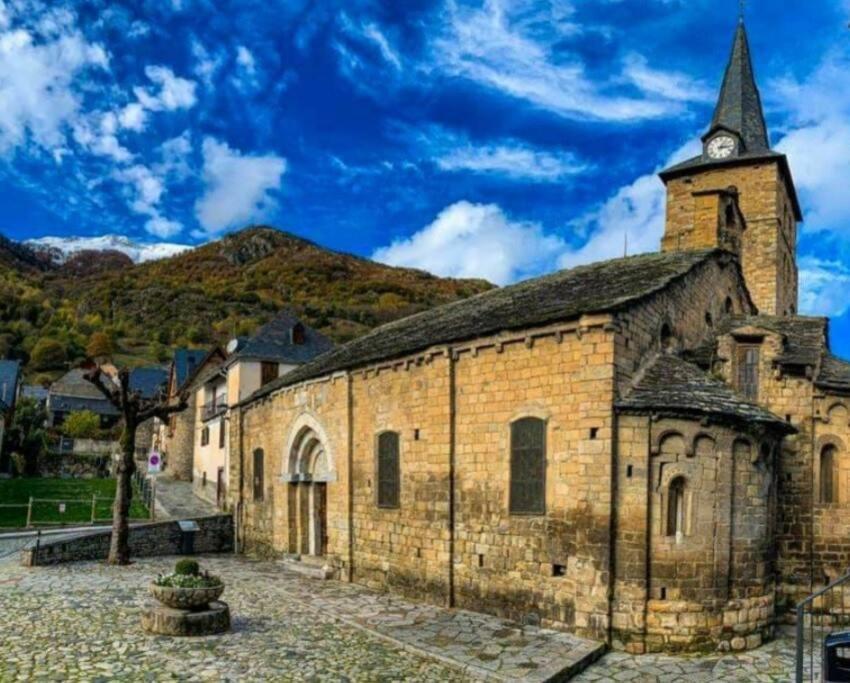 Mcastet, Casita Aranesa En El Valle De Aran